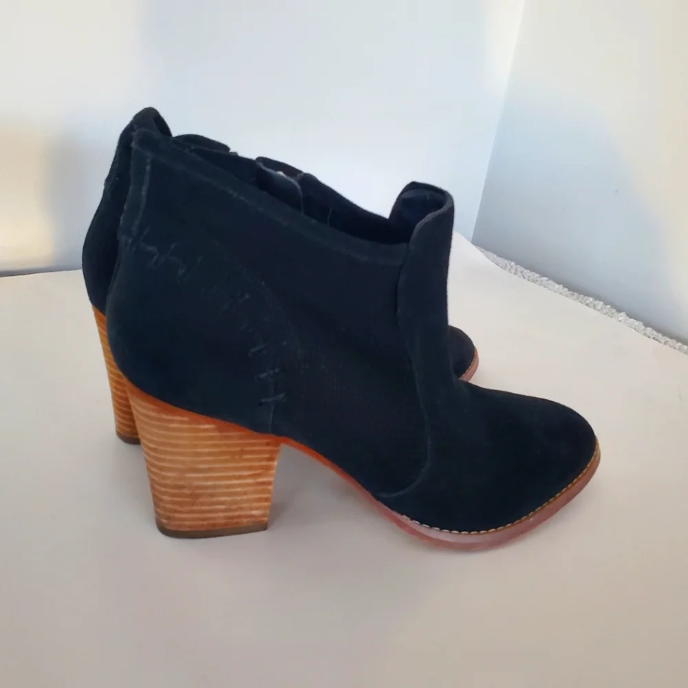 MARC FISHER 9.5 CADIS Black Suede Booties Side Zip 3.5" Stack Heel Western Boho - Picture 5 of 15